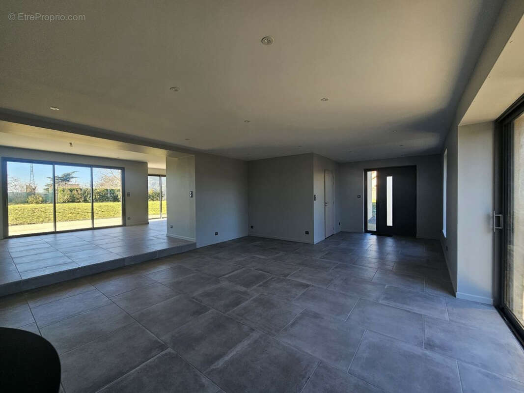 Maison à CREUZIER-LE-VIEUX