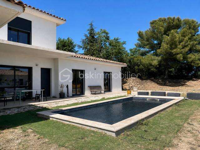 SANARY-SUR-MER – Villa d'architecte 2017 – 129 m² – Piscine – 3 suites – Terrain plat 800 m² - photo 2