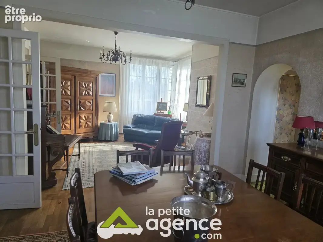 DUN SUR AURON : Belle maison comprenant cinq chambres édifiée sur 1570 m2 de terrain clos et arboré sur sous-s - photo 5
