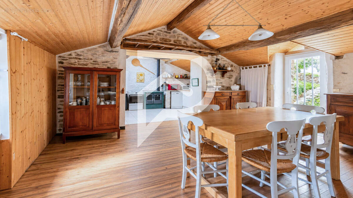 Maison en pierre 5 pièces 149 m² - photo 2