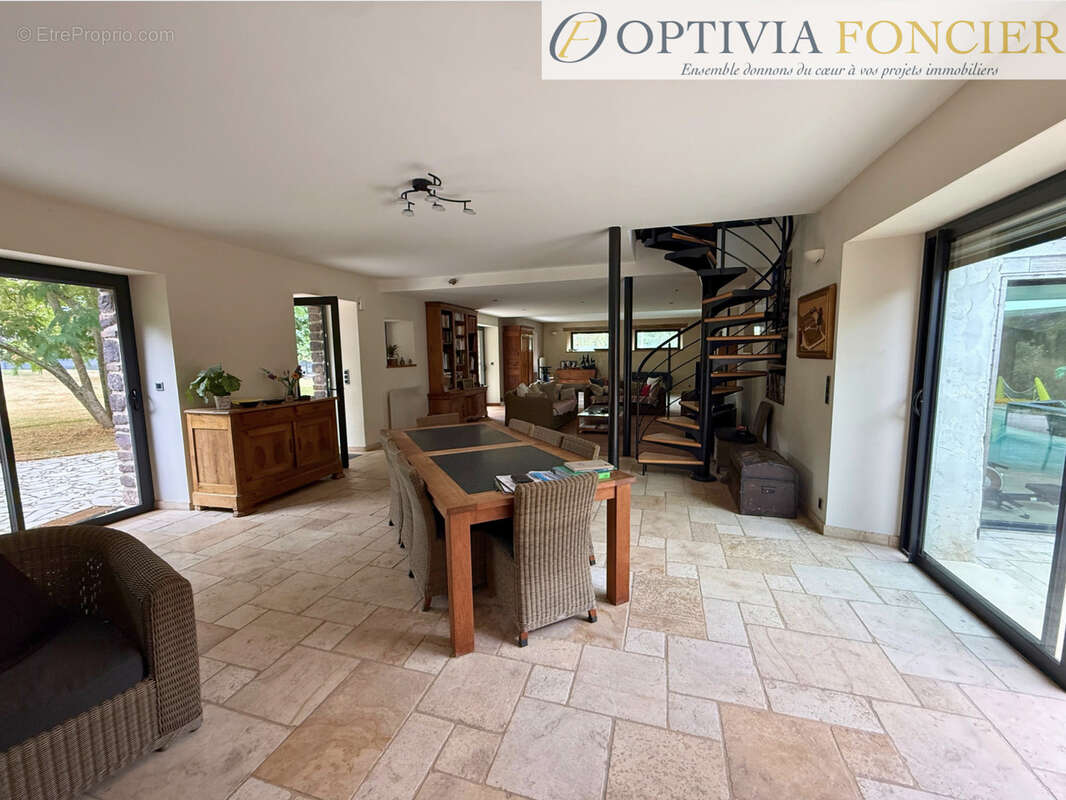 Propriété T7 395 m2 - 6 300 m2 de terrain - 5 garages - Piscine intérieure chauffée - photo 7