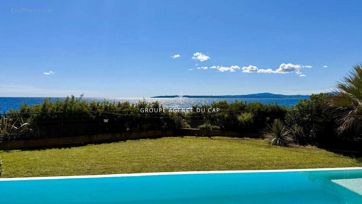 Villa pieds dans l'eau 7 pieces avec piscine vue golfe de saint tropez, aux issambres - photo 4