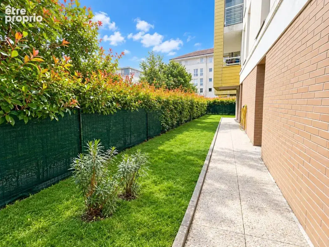 Appartement À Vendre 3 pièces au centre de Bussy Saint Georges proche gare RER A! - photo 2