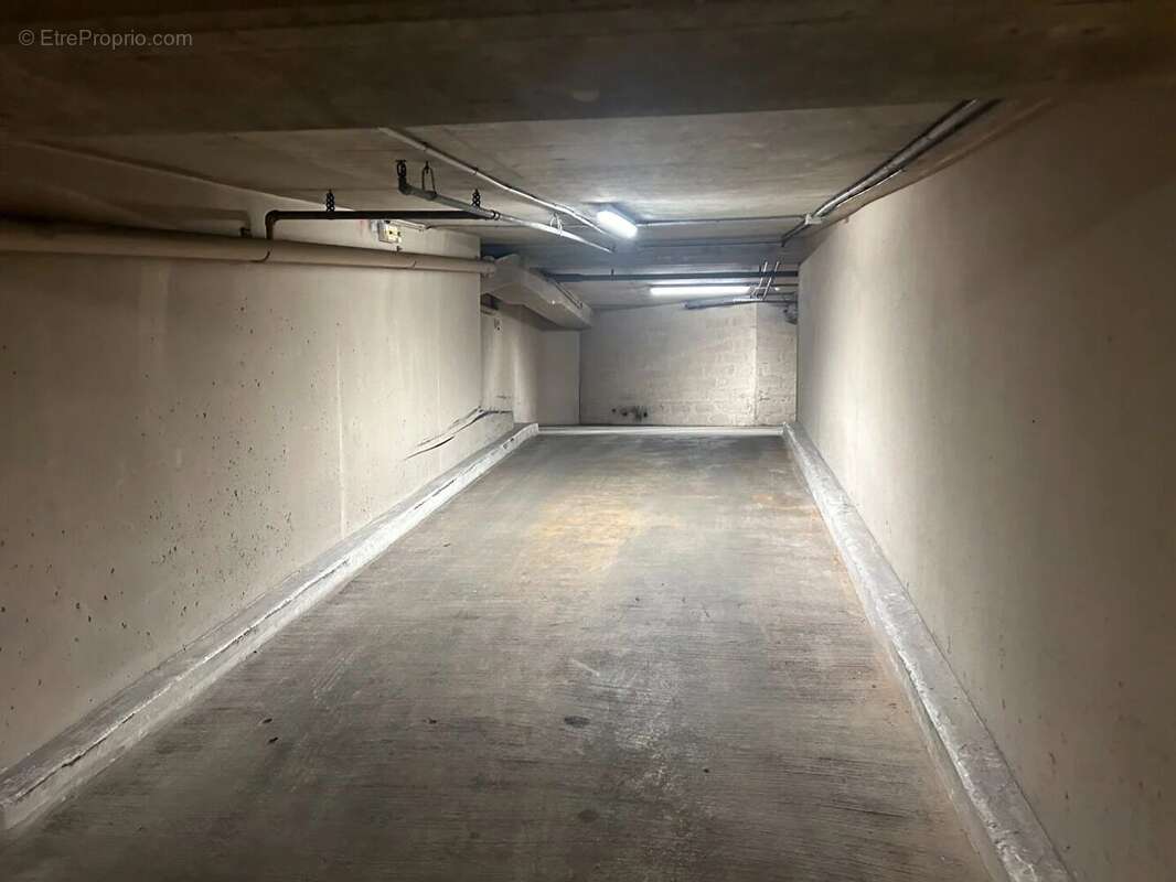 Parking à PARIS-17E