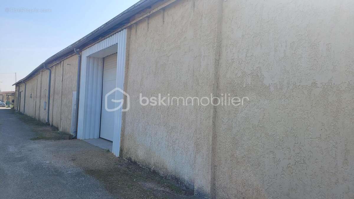 Entrepot d environ 2200 m2 compose de 5 locaux professionnels - photo 3