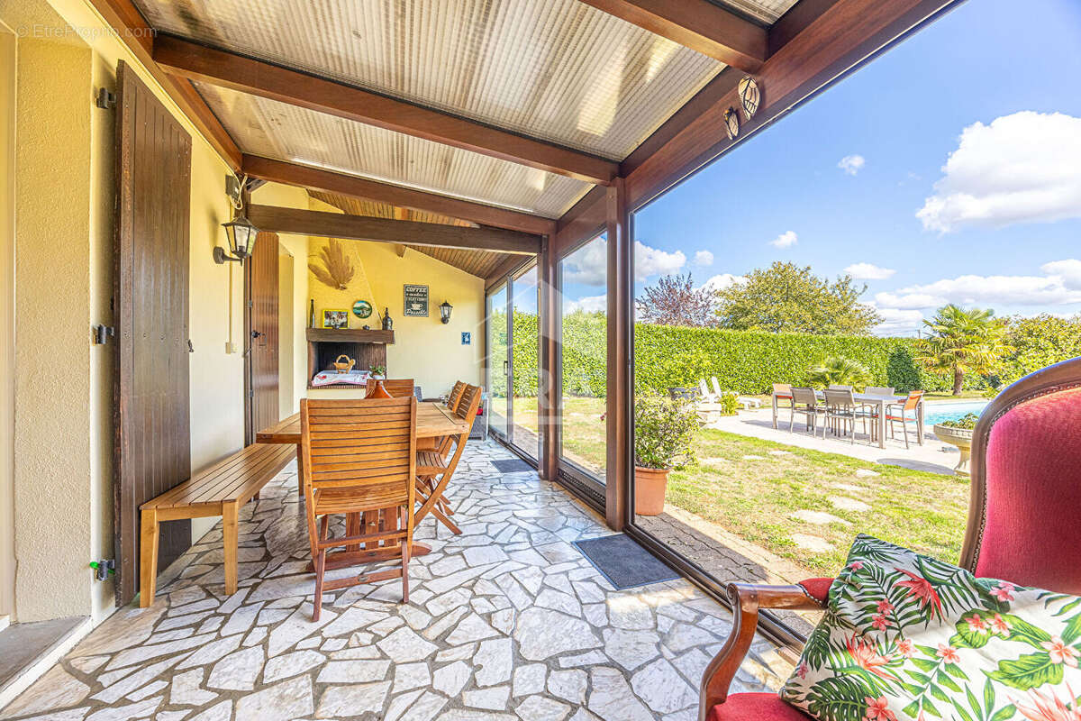 Rare : Maison familiale 5 chambres, avec piscine et grand terrain à Vouillé - photo 3