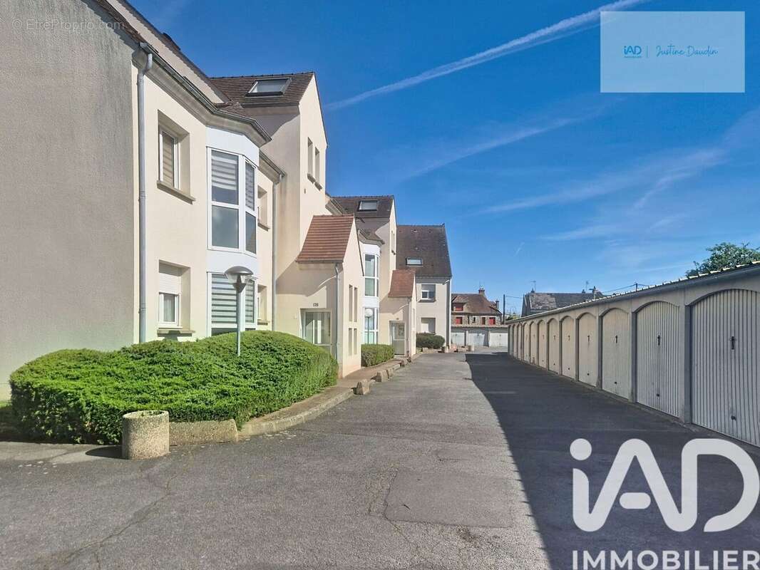 Photo 2 - Commerce à LE COUDRAY-MONTCEAUX