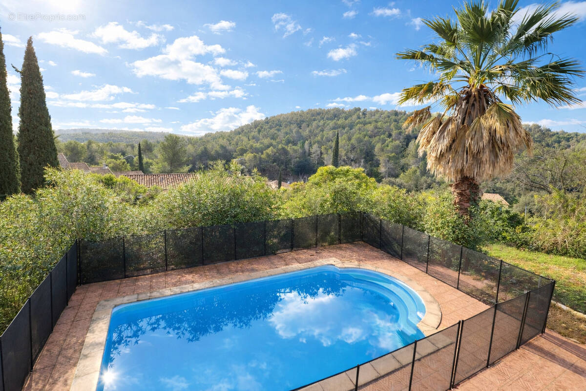 Maison à SAINT-CLEMENT-DE-RIVIERE