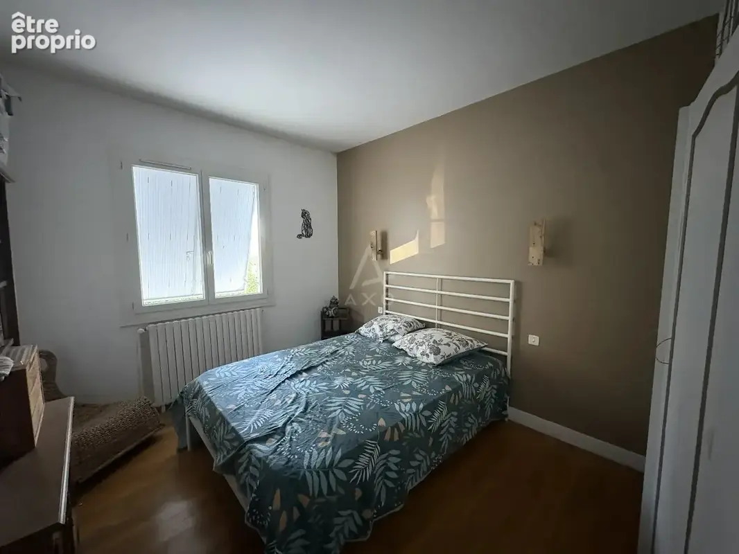 FLEAC.Belle maison familiale contemporaine de 8 pièces implantée sur un terrain de 1452 m² environ clos et arboré. - photo 7