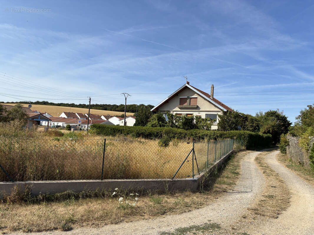 Pavillon à rénover entièrement, élevé sur sous-sol complet - photo 3