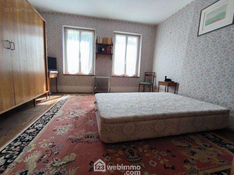 A l'étage une première chambre de 19 m², les fenêtres sont en double vitrage PVC - Maison à MONT-NOTRE-DAME