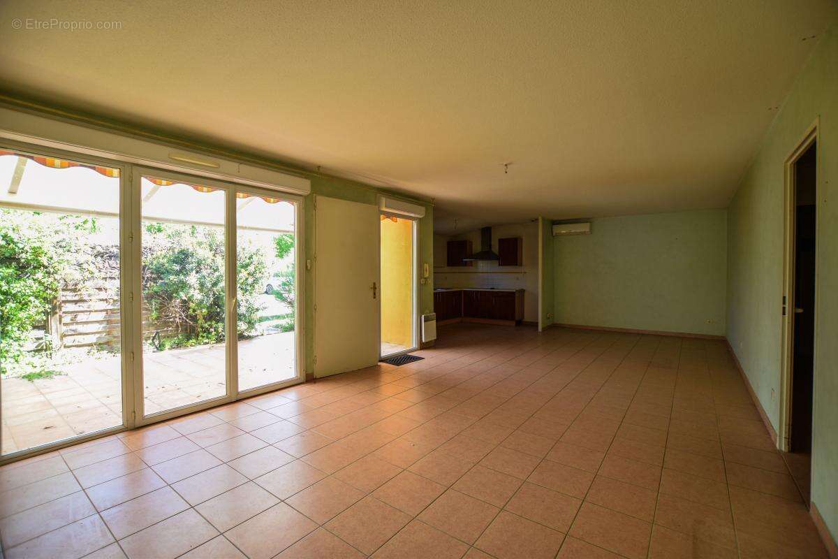 Maison de plain-pied avec garage et place de parking - photo 2