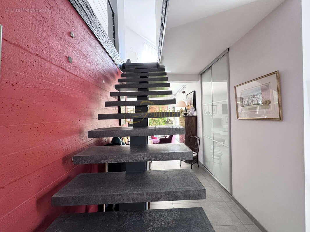 Maison d'architecte avec piscine au bord d'un bois classé - photo 8