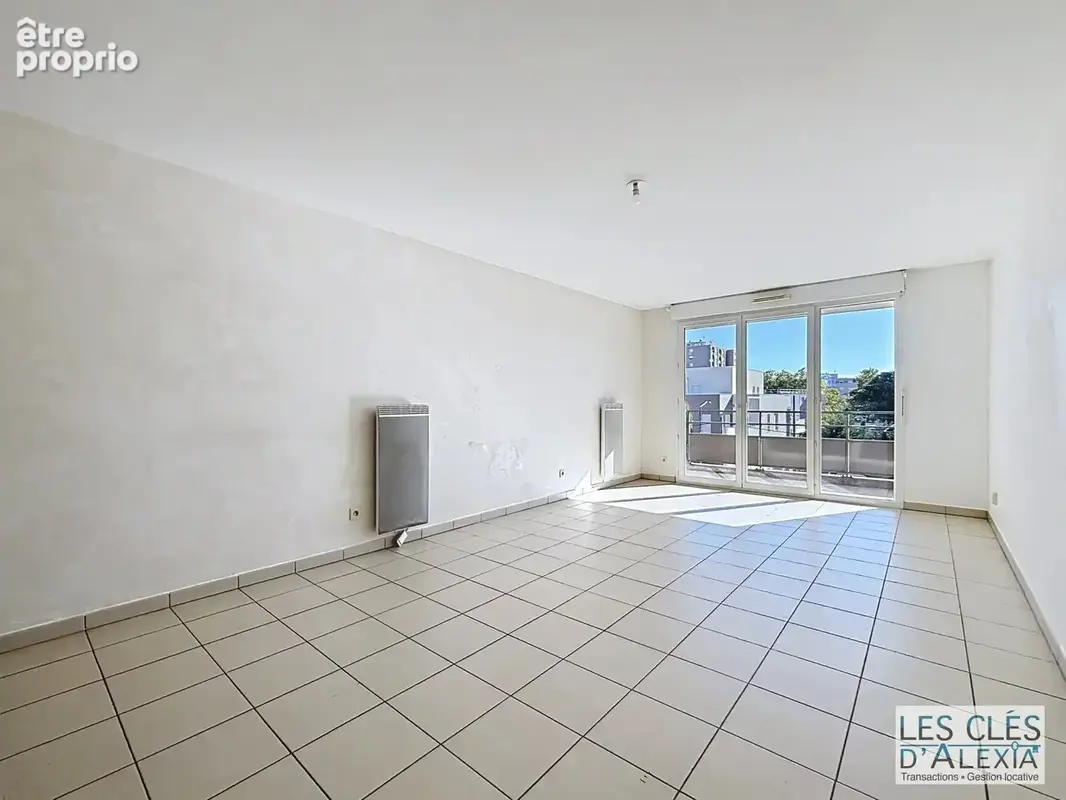 T3 - saint-priest - traversant avec balcon et places de parking - photo 15