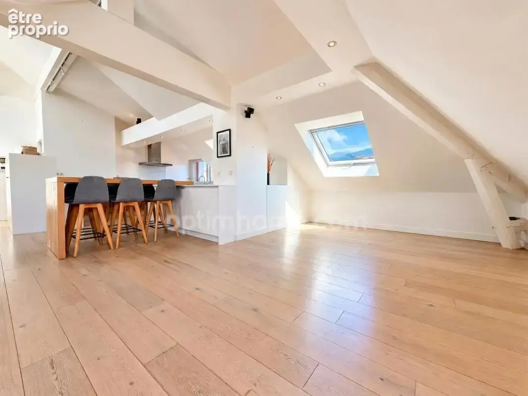 Annecy centre – appartement d’exception avec vue sur les toits et les montagnes - photo 3