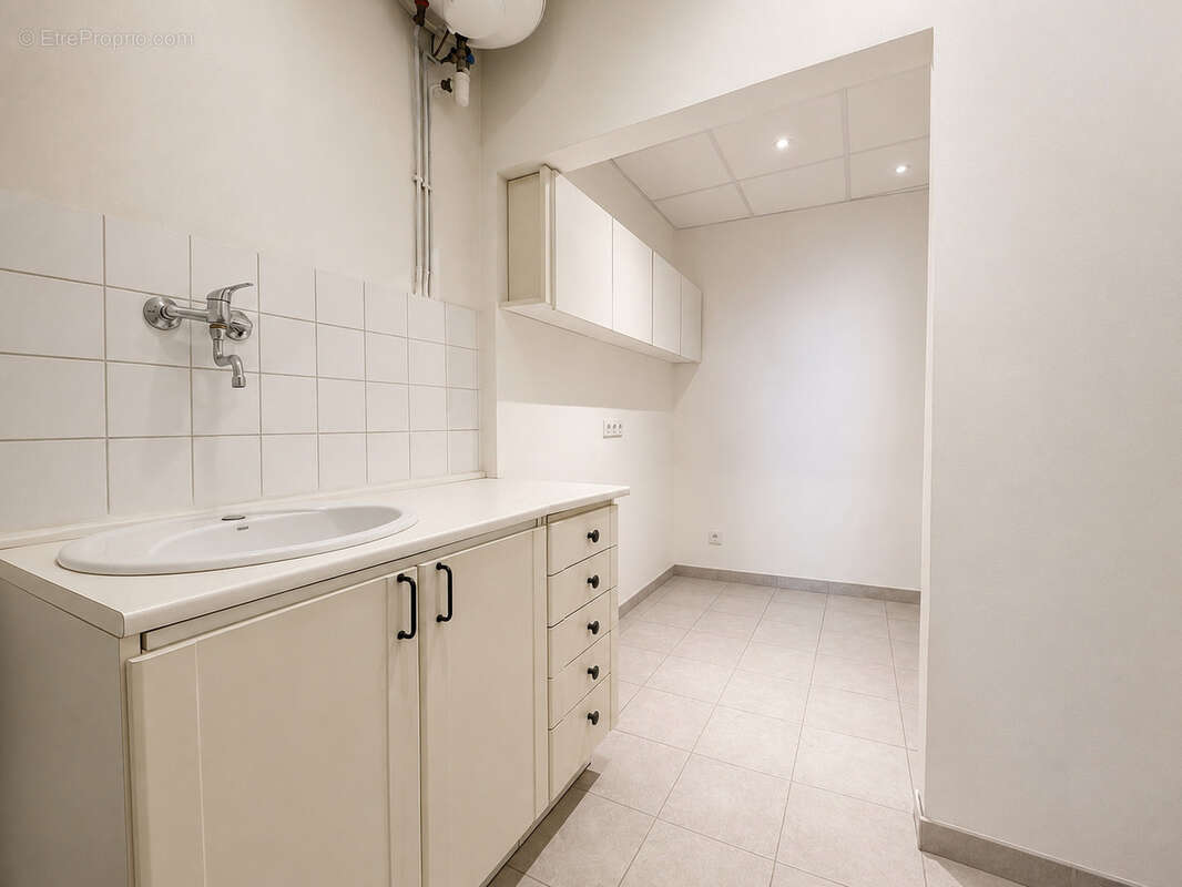 Aix-en-Provence Centre   Local professionnel 71,71 m2 à vendre  Emplacement premium - photo 4
