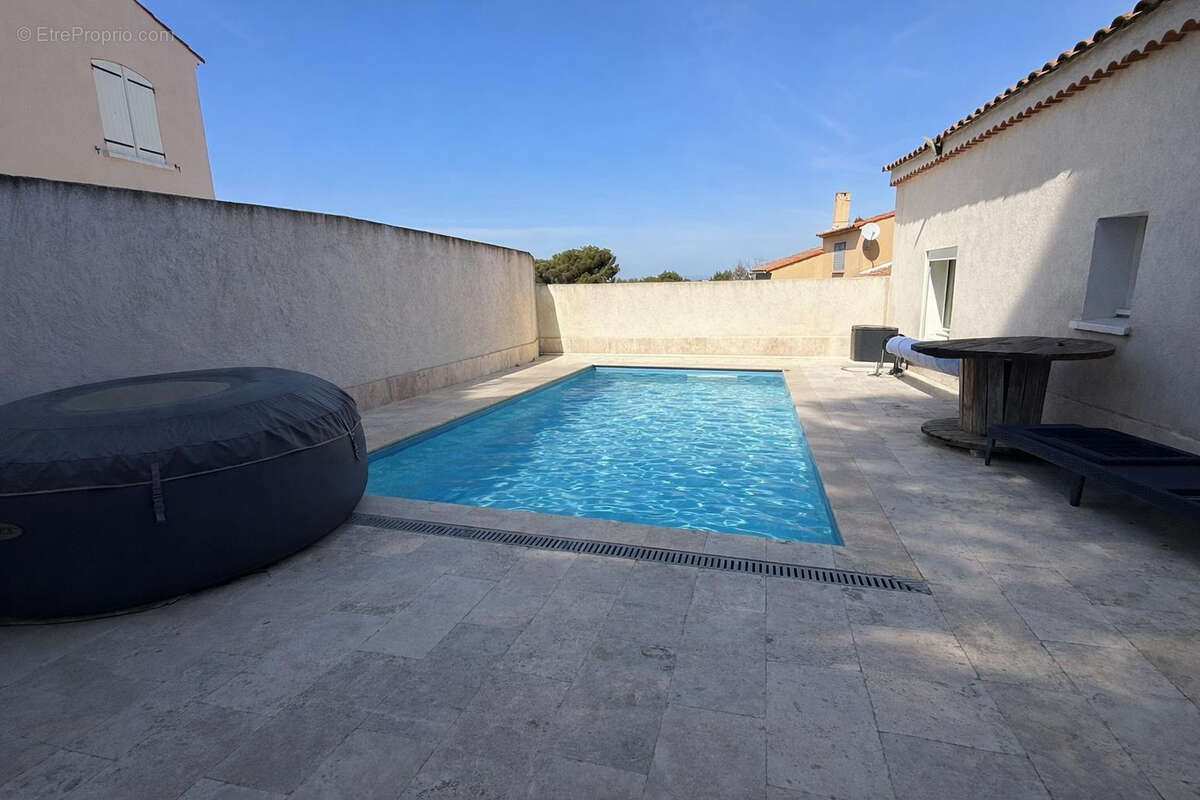 Maison à SAINT-MITRE-LES-REMPARTS