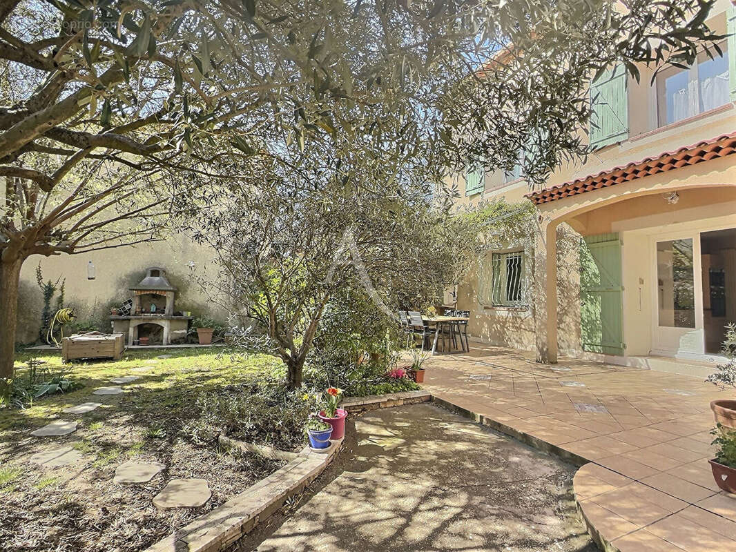 Les Camoins Marseille 13011- Maison de type 6 avec terrasse, terrain arboré avec garage, caves et dépendance - photo 4