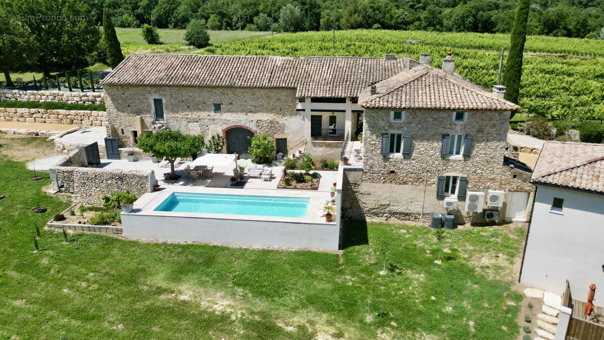 Domaine viticole biodynamique de 10 hectares avec mas provençal et cave moderne - photo 2