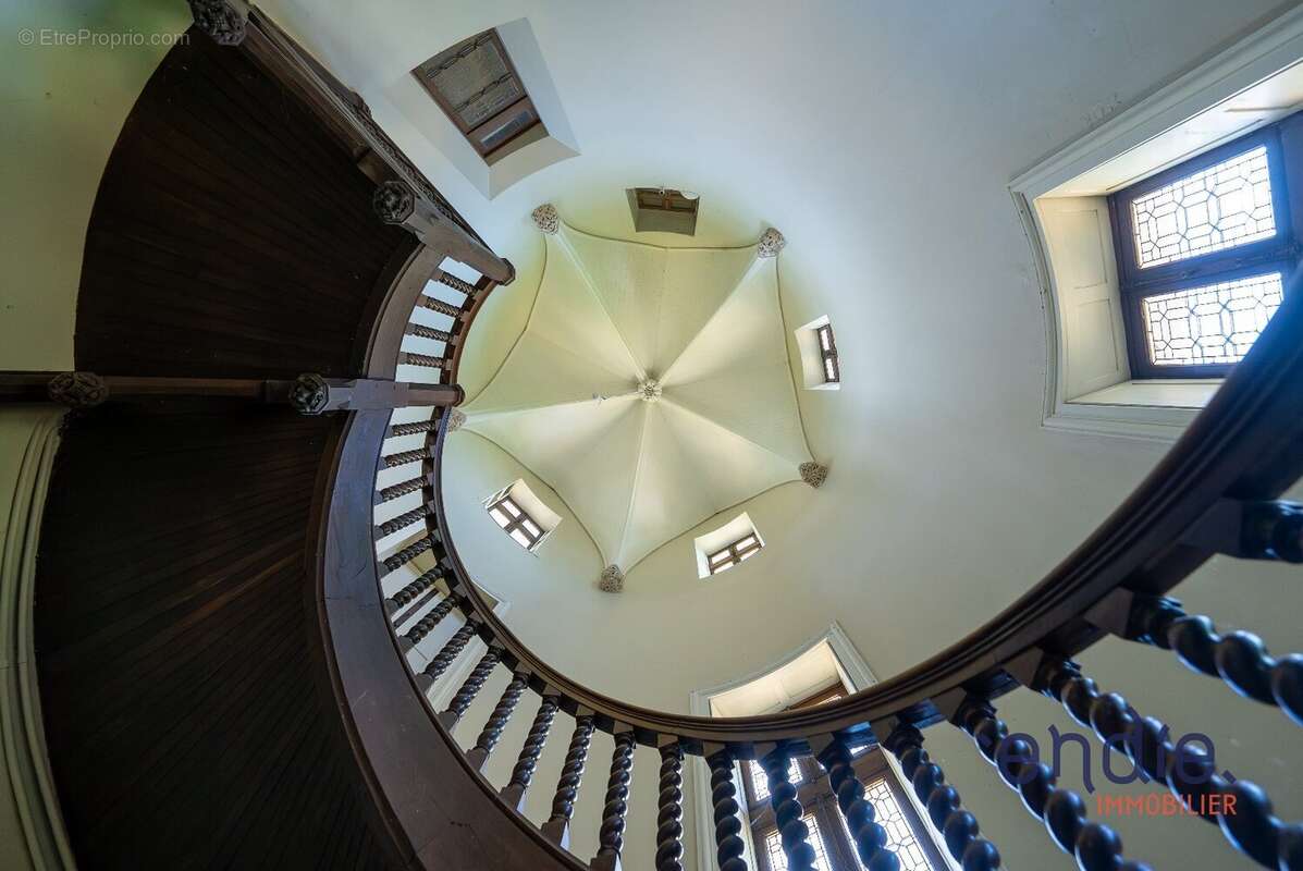 CHATEAU NEOGOTHIQUE 30 pièces,16 Chambres 5,7 ha!!! - photo 28