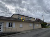 Ensemble immobilier compose de 3 logements vendus loues proche coutras - photo 1