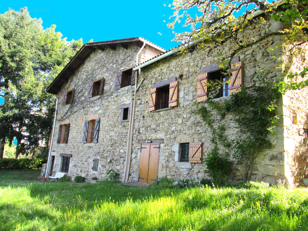 Maison à SAINT-VICTOR-MONTVIANEIX
