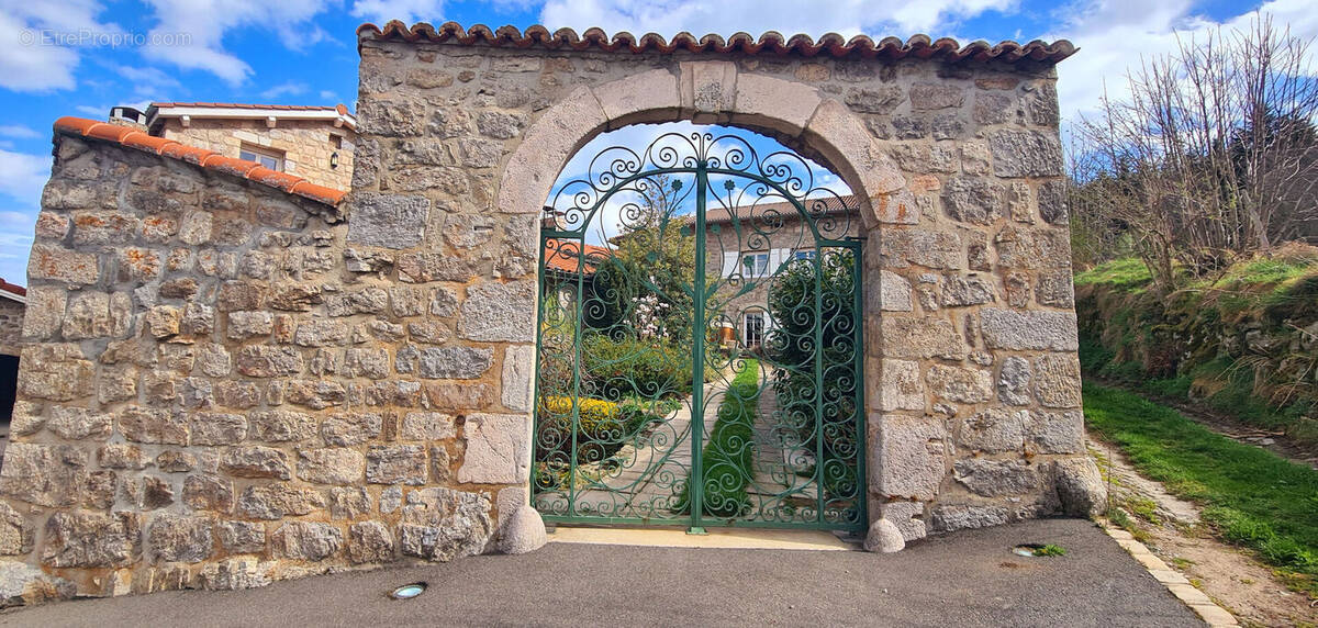Maison à SAINT-ROMAIN-LACHALM