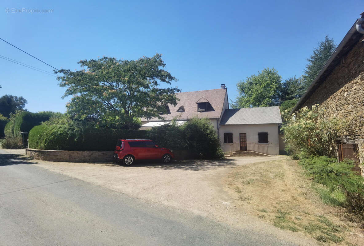 Maisons - Commerce à JUMILHAC-LE-GRAND