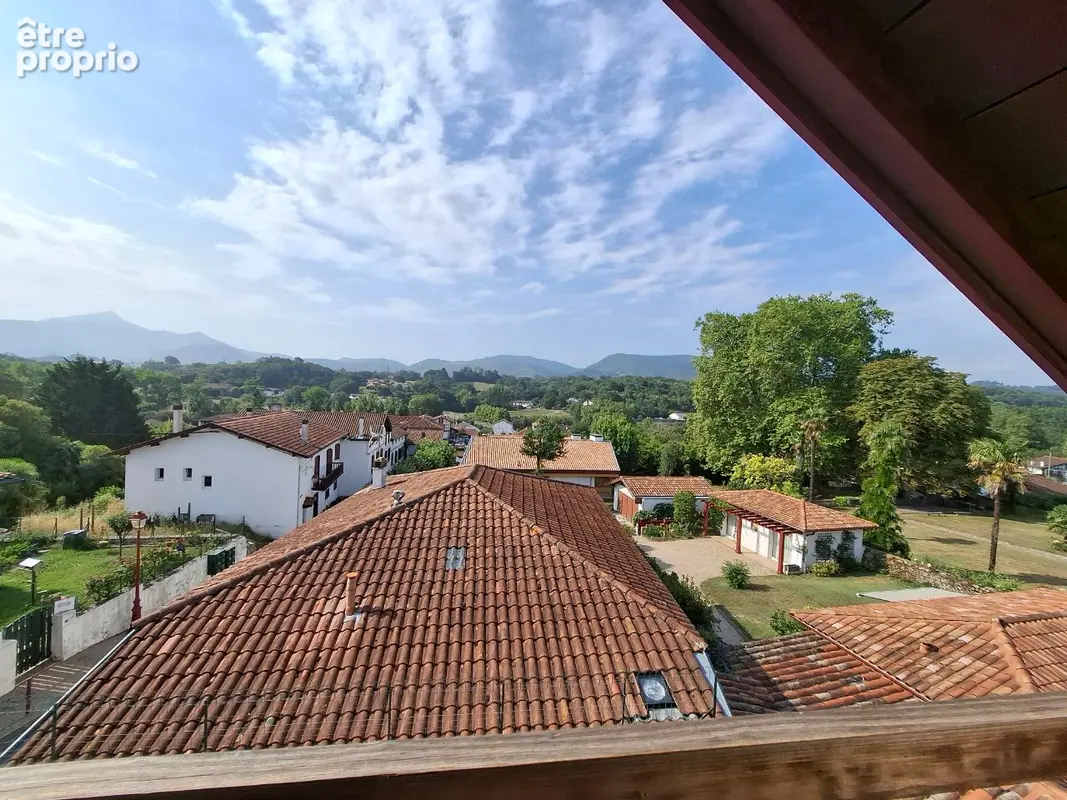 URRUGNE Bourg A rénover: Appartement mansardé de 136.96 m2 et cave - photo 2