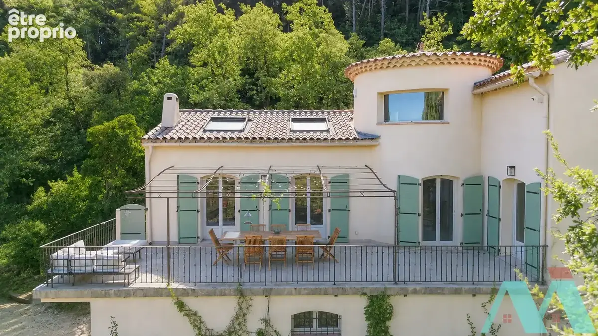 Maison rénovée 5 pièces 180m2 sur terrain 8700m2 en Provence - photo 2