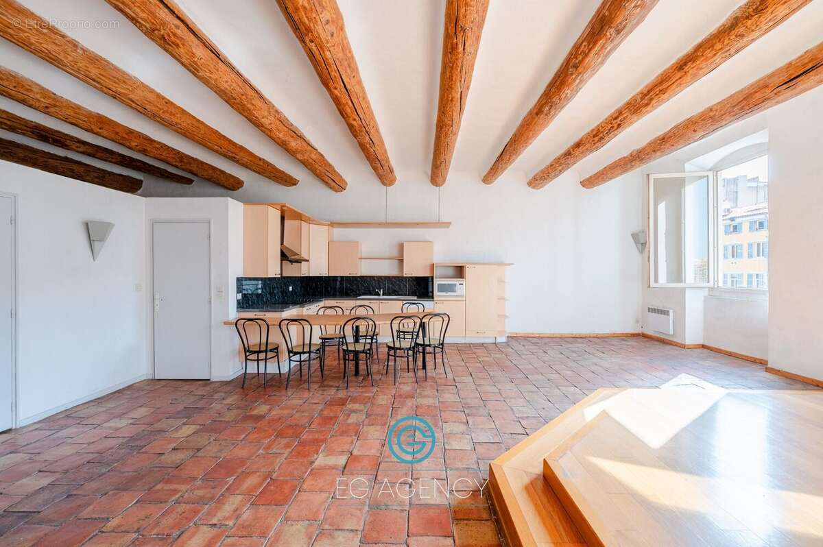 Appartement à MARSEILLE-1E