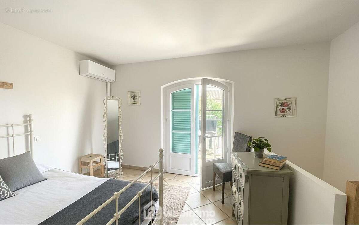 Chambre lumineuse au calme, offrant un espace nuit confortable avec accès extérieur. - Appartement à SAINTE-MAXIME