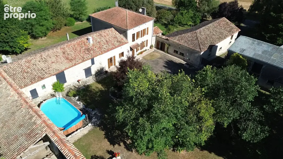 Photo Maison à Villebois-Lavalette au prix de 450 000€