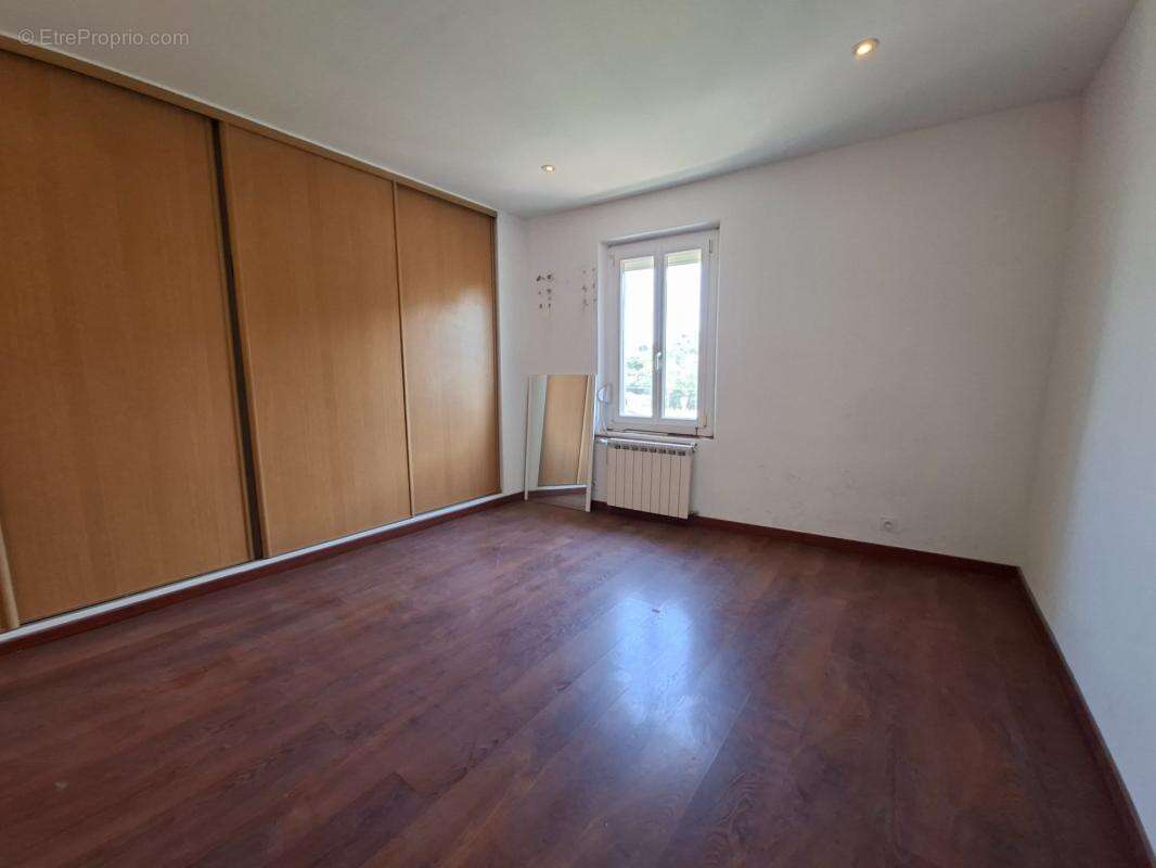  DUPLEX 70 m² – Seulement 110 000 € – Une opportunité rare à Marseille 11e (Saint-Marcel) - photo 6