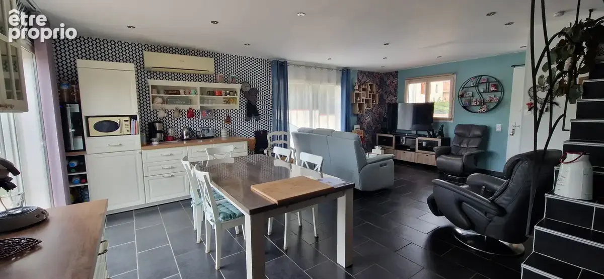 À vendre, belle maison 4 faces située sur un terrain de 670 m2, offrant un cadre de vie agréable et de belles - photo 3