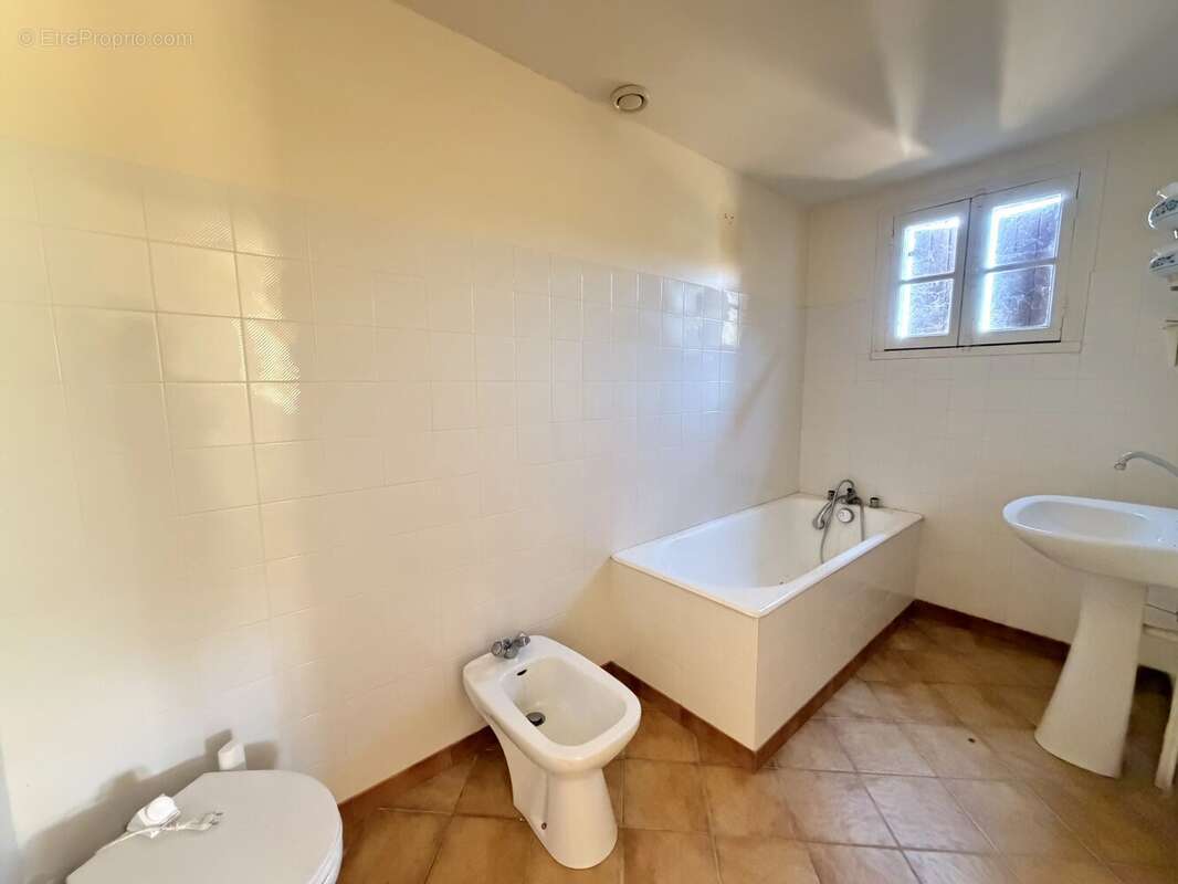 Maison de plain-pied avec garage et potentiel d'agrandissement au cœur de Ruffec - photo 5