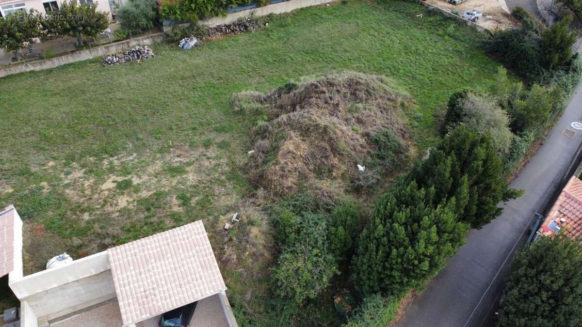Terrain à SAINT-LAURENT-DES-ARBRES