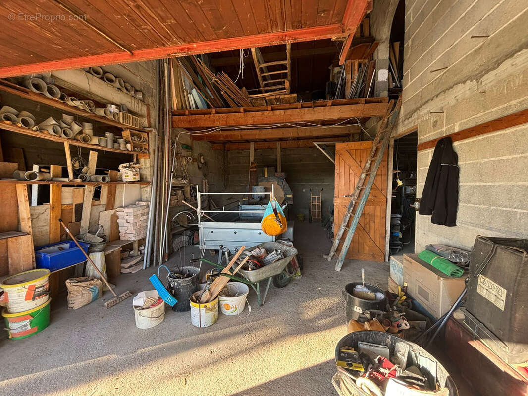 Parking à SAINT-JEAN-SUR-VEYLE