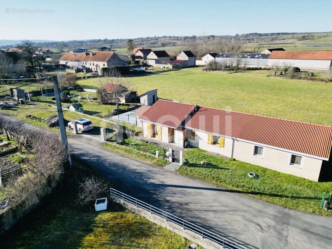 Maison à SAINT-AGOULIN