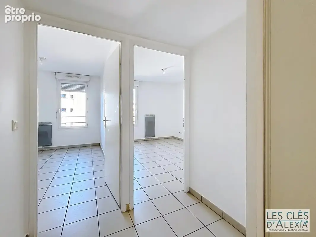 T3 - saint-priest - traversant avec balcon et places de parking - photo 13