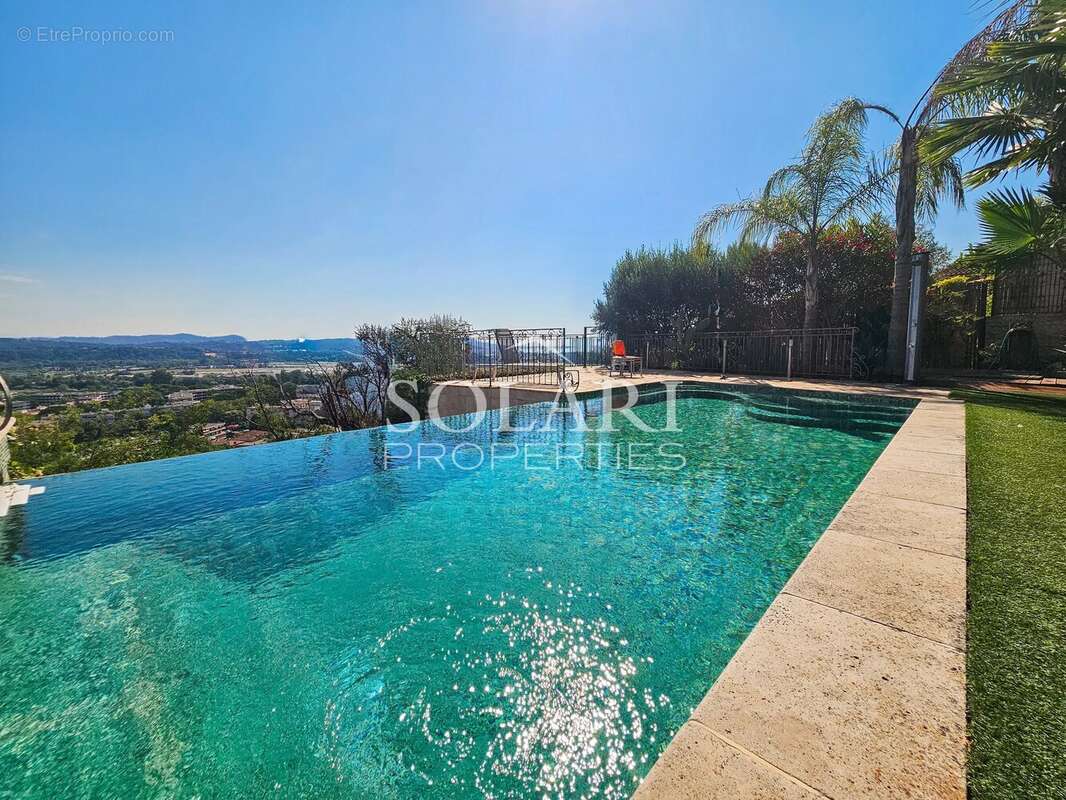 Villa avec piscine et vue panoramique sur la mer et les montagnes - photo 2