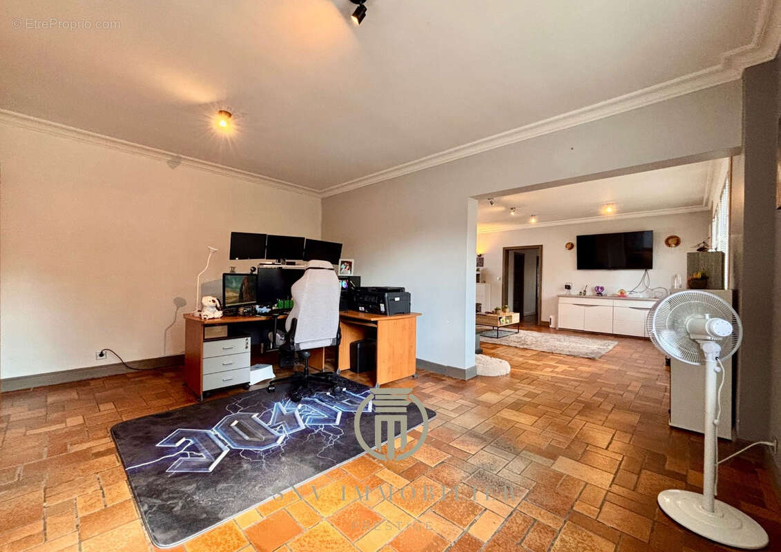 Grande propriété familiale de 357 m2 avec sous-sol de 300 m2 et potentiel de division, à 15 min de Paray-le-Mo - photo 11