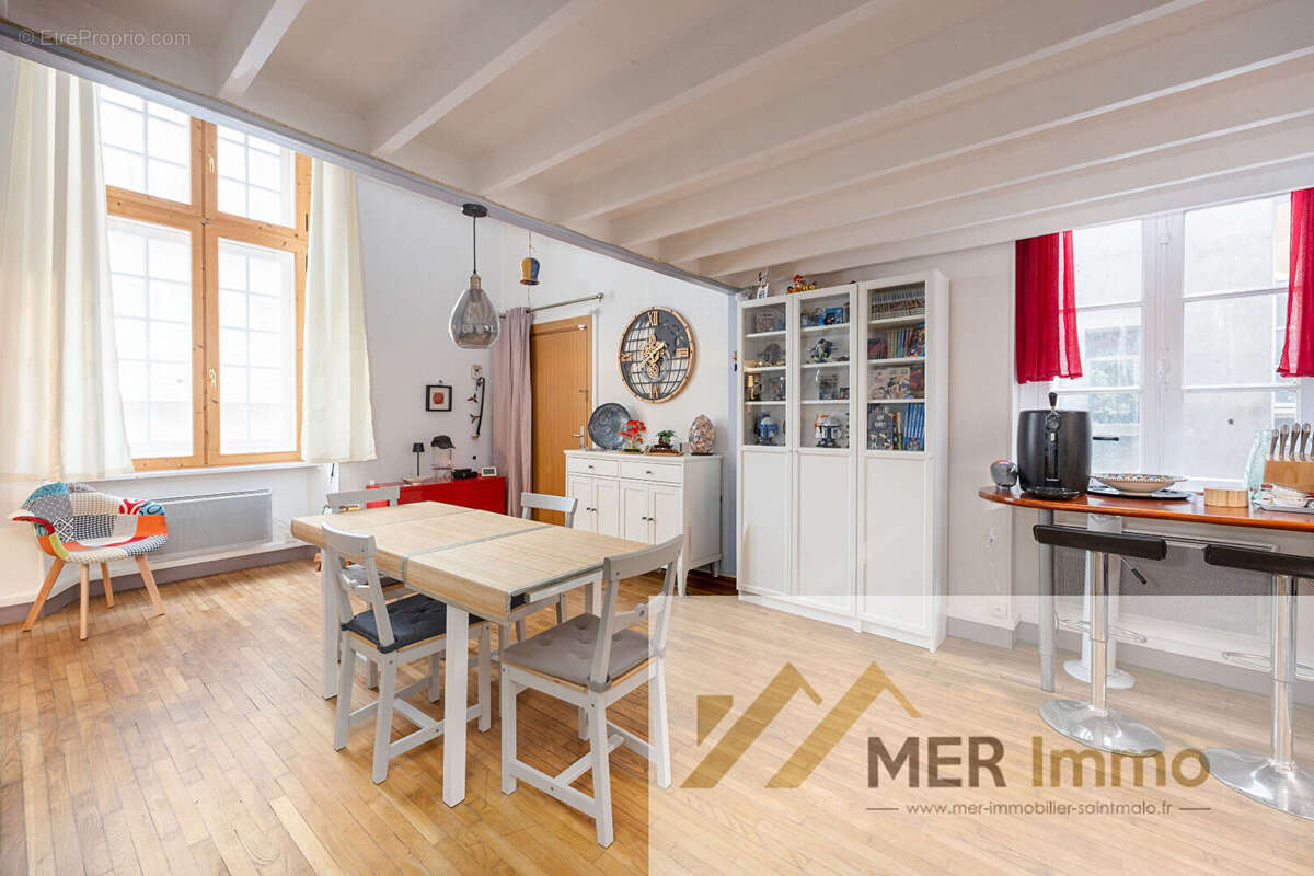 SAINT MALO INTRA-MUROS Appartement T4 de 75 m2 au 1 er étage d'une copropriété en bon état - photo 2