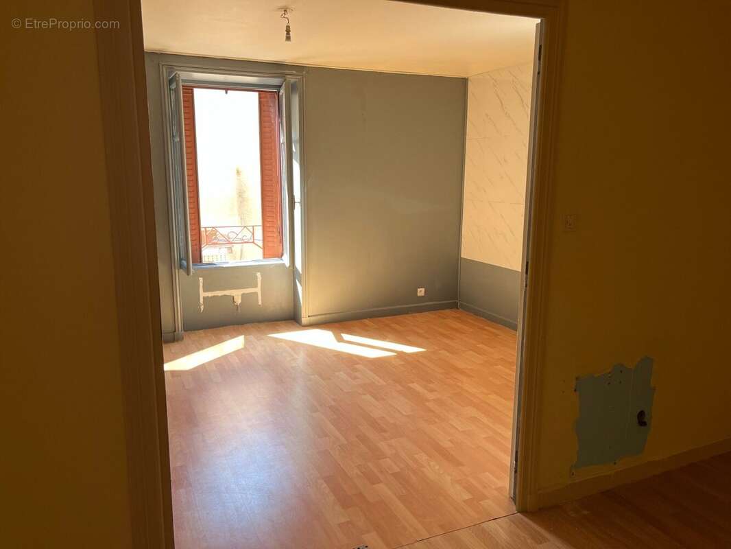 Appartement à COURS-LA-VILLE