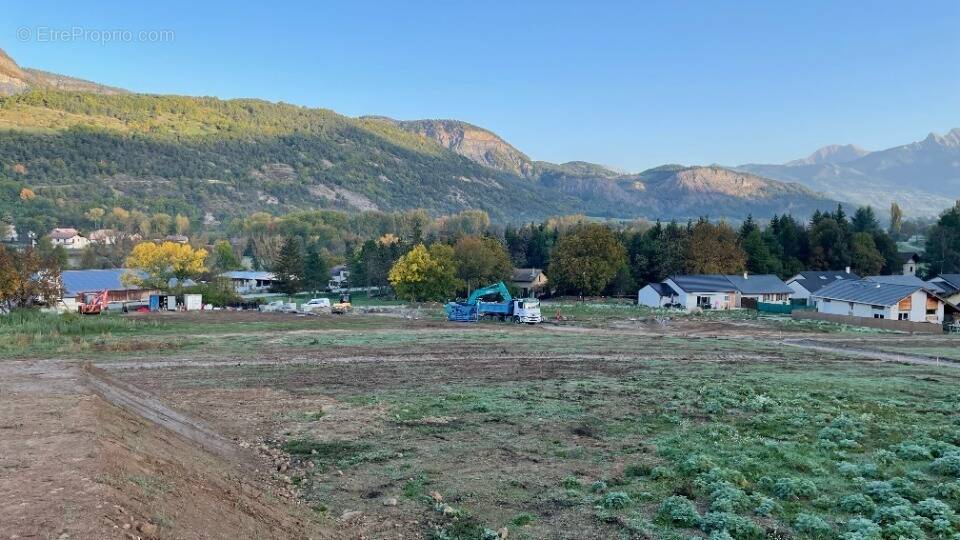 Terrain à SAINT-ETIENNE-LE-LAUS