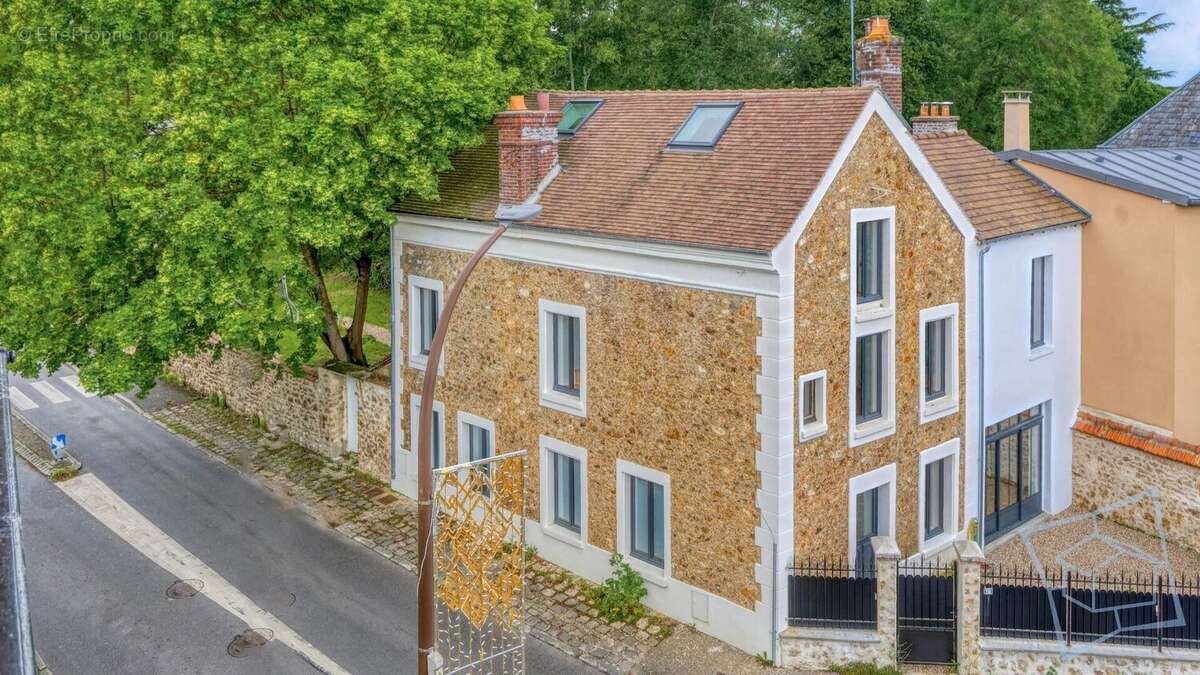 Maison à VOISINS-LE-BRETONNEUX