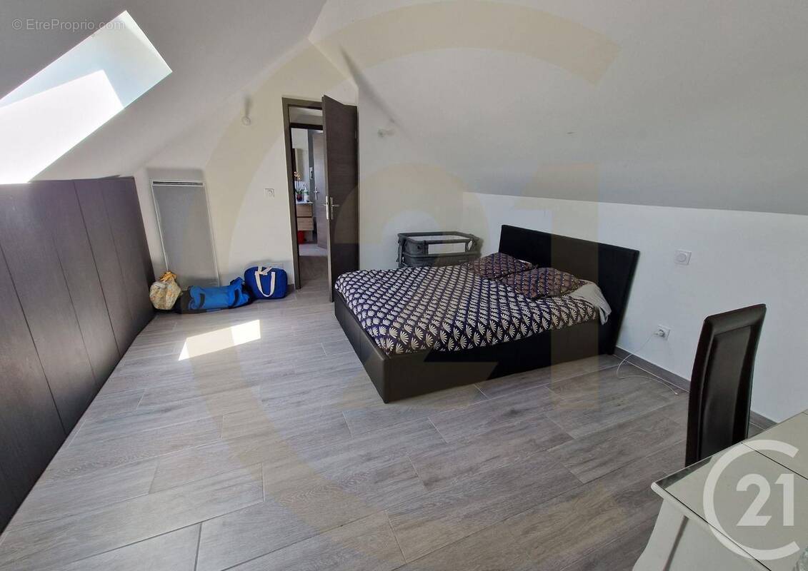 Maison à LA CHAPELLE-DE-LA-TOUR