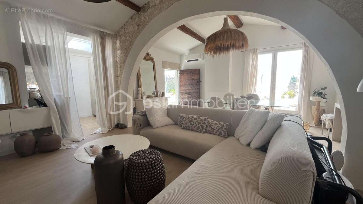 Junas – Une bâtisse pleine de charme aux possibilités insoupçonnées - photo 13