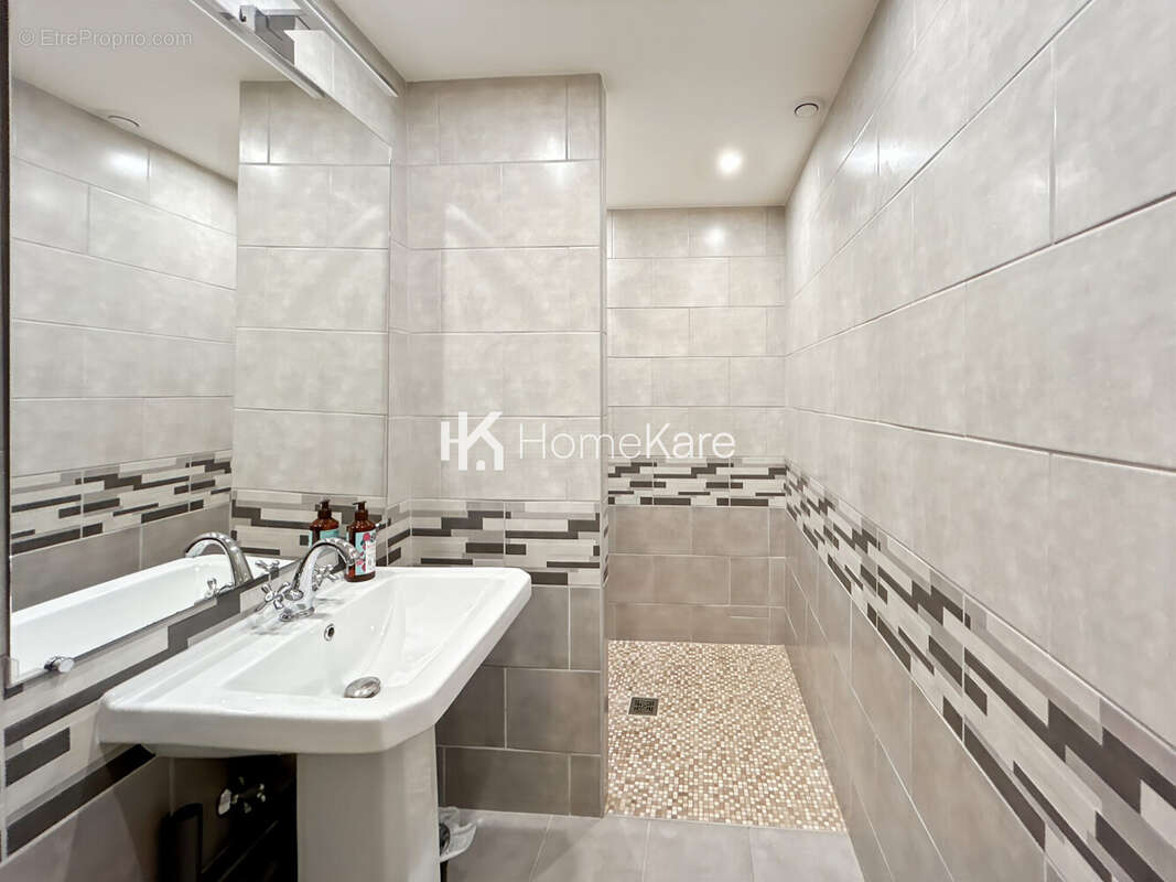 Maison à SAINTE-FOY-DE-PEYROLIERES