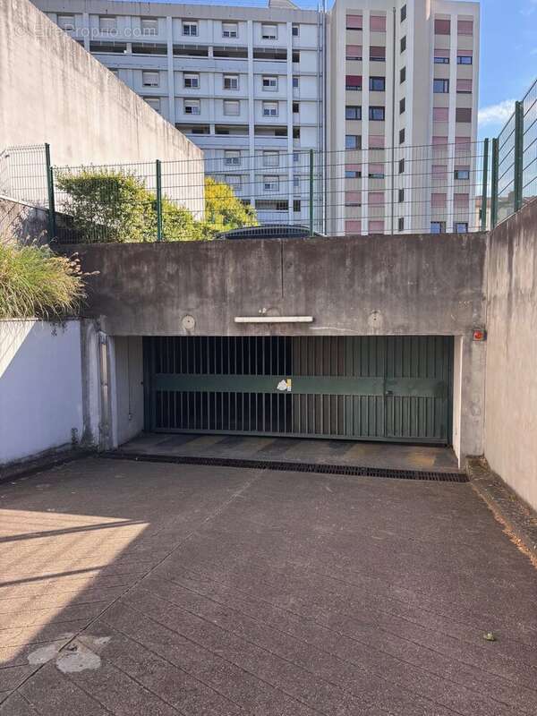 Parking à LYON-8E
